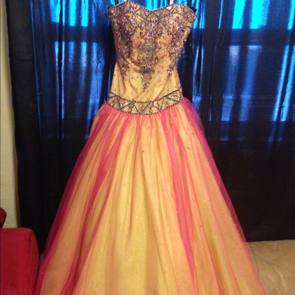 Formal gown - Picture 2 of 3